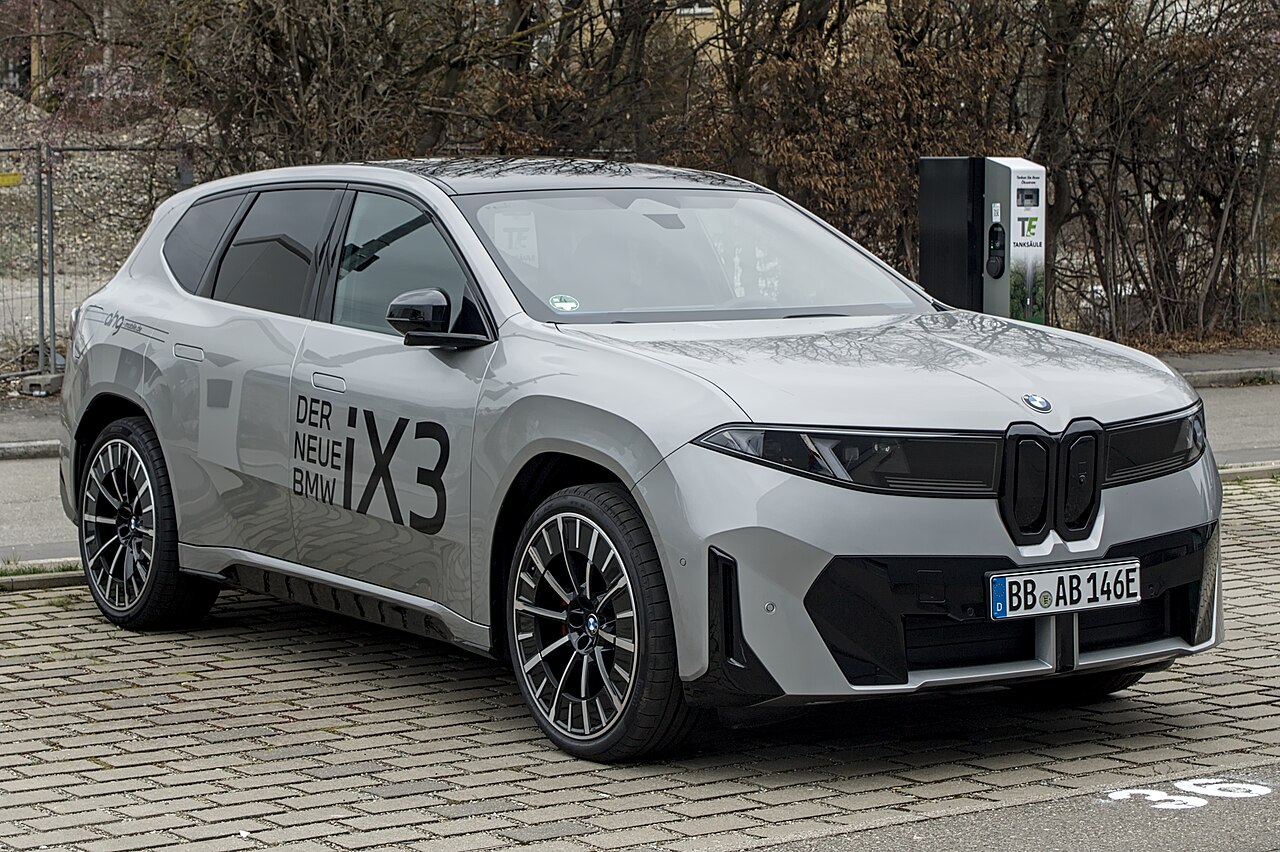Grauer BMW iX3 der Neuen Klasse in Böblingen
