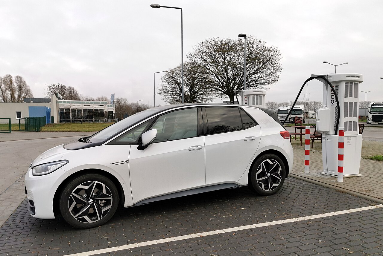 Volkswagen ID.3 an einer Ionity-Schnellladesäule